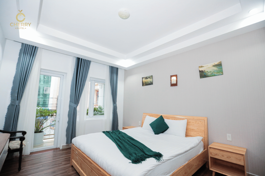 Deluxe Double – View Thành Phố, Ban Công Rộng, Tiện Nghi Hiện Đại